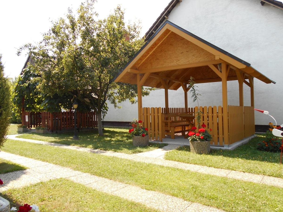 Bed and Breakfast Arpad Panzio à Győr Extérieur photo