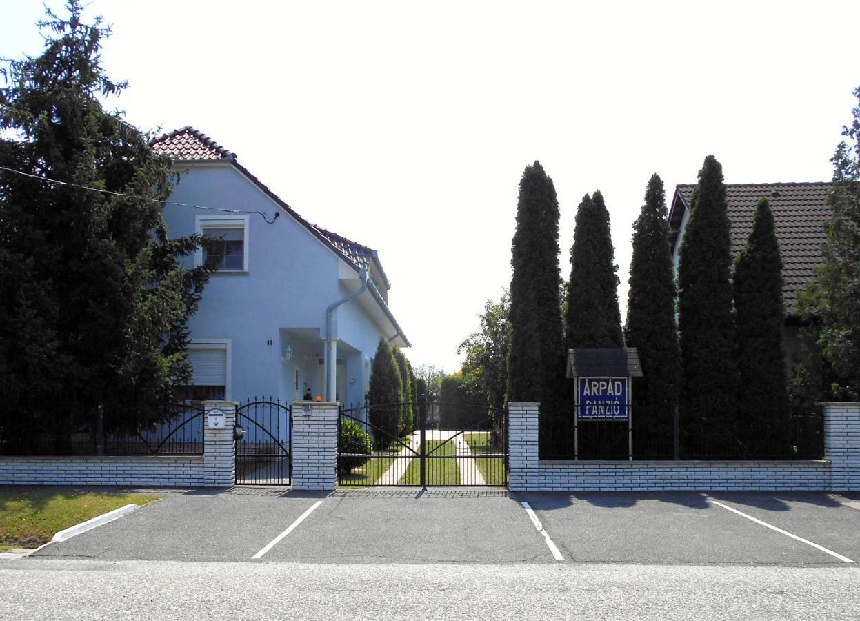 Bed and Breakfast Arpad Panzio à Győr Extérieur photo