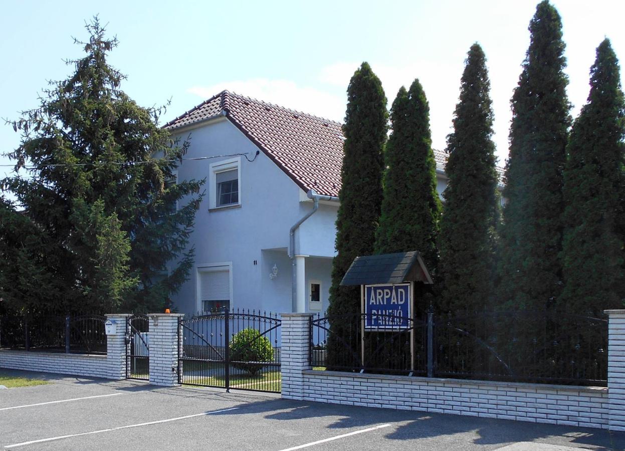 Bed and Breakfast Arpad Panzio à Győr Extérieur photo