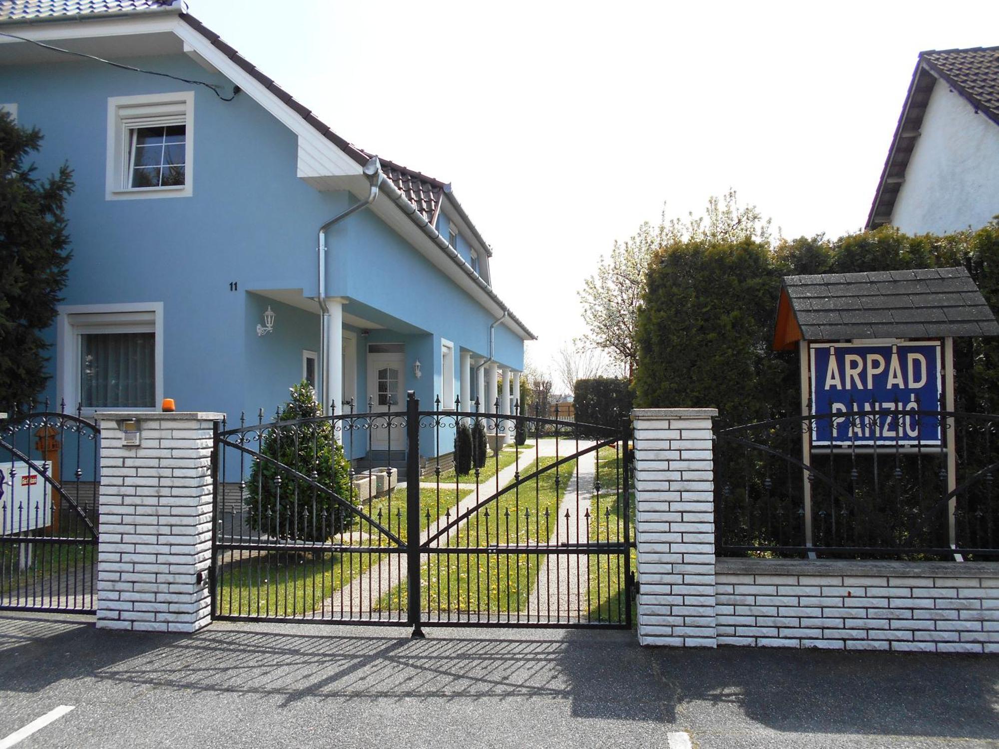 Bed and Breakfast Arpad Panzio à Győr Extérieur photo